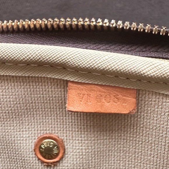 Authentic Louis Vuitton Alize 3 Poches Monogram Canvas Travel Bag - Picture 3 of 9